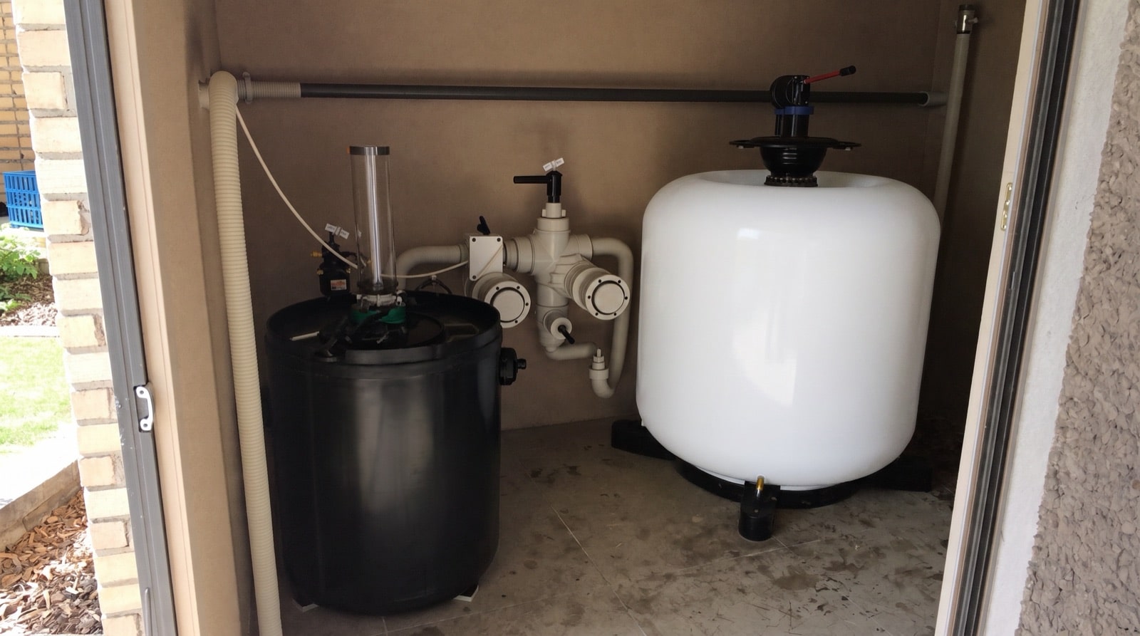 Local technique de piscine avec pompe de filtration, filtre à sable et vannes